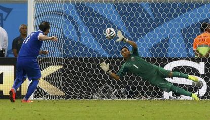 Navas defende a cobrança de Gekas.