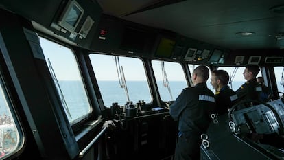 Marineros en el portaaviones 'Juan Carlos I' frente a las costas de Barbate (Cádiz), el pasado mes de marzo.