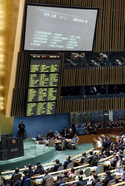 Final de la votación ' Si 139, No 9 y Abstenciones 41' se puede leer en las pantallas de televisión durante la votación en la asamblea de la ONU. La Asamblea General de Naciones Unidas aprobó por mayoría absoluta una resolución que reconoce a la Autoridad Nacional Palestina (ANP) como un estado observador no miembro.
