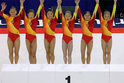 Las gimnastas chinas en el momento de subir al podio.