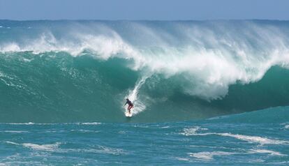 Si hay una competición singular en el mundo del surf, esta es el Memorial Eddie Aikau, trofeo que se realiza en recuerdo del que fue el primer socorrista de la zona y que falleció en el mar a los 32 años en 1978 de forma heróica. El campeonato solo se celebra en la bahía de Waimea, en la isla de Oahu, Hawaii, si se dan las condiciones y las olas son lo suficientemente grandes.