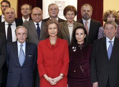 La Reina con parte de los premiados por la FAD.