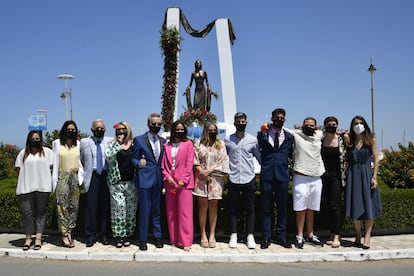 Gloria Mohedano, José Ortega Cano, Gloria Camila Ortega, Rocío Flores y David Flores, acompañados de familiares y allegados a los pies del monumento dedicado a Rocío Jurado en Chipiona, en el 15 aniversario de su fallecimiento, este sábado.