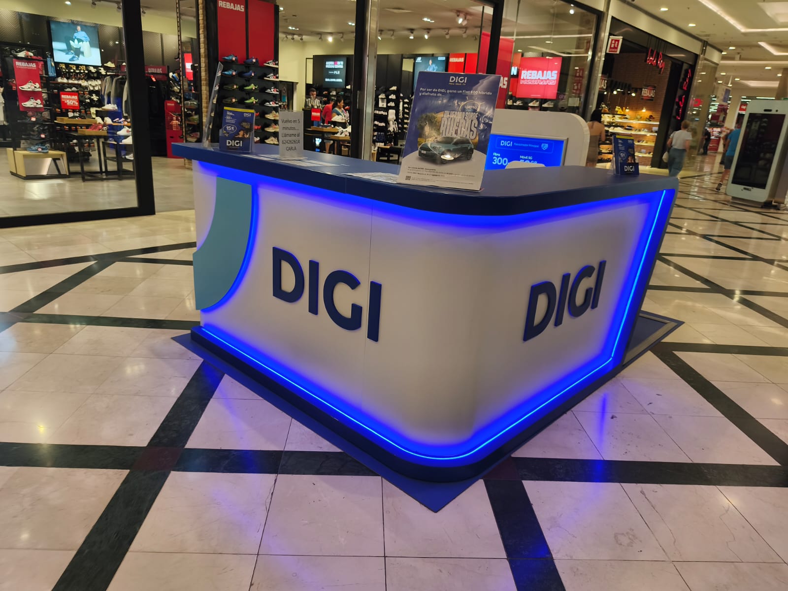 Puesto de venta de Digi en un centro comercial de Madrid.