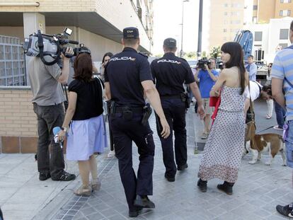 Dos policías nacionales entran en el domicilio de la mujer asesinada, en junio de 2011.