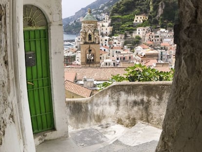 Positano impresiona por su belleza mediterránea, la multitud de rincones y sus playas.