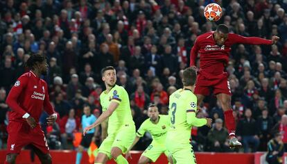 Wijnaldum cabecea durante el Liverpool-Barcelona (4-0) del año pasado.