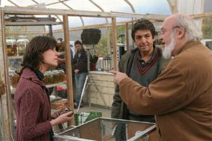 De izquierda a derecha, los actores Irène Jacob y Ricardo Darín y el director José Luis Cuerda, durante el rodaje de <i>La educación de las hadas.</i>