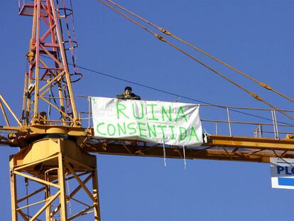 El hombre se ha subido a una grúa en Pozuelo para protestar por los impagos de una empresa.