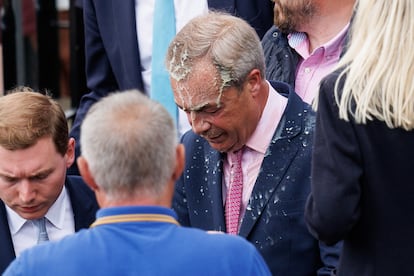 Clacton-on-sea (United Kingdom), 03/06/2024.- Nigel Farage (C), leader of Reform UK party and prospective parliamentary candidate for Clacton, reacts after a young woman threw a milkshake at him, during a campaign event in Clacton-on-sea, Essex, Britain, 04 June 2024. A 25-year-old woman has been arrested on suspicion of assault after a milkshake was thrown at Farage. Britain will hold a snap general election on 04 July 2024.  (Reino Unido) EFE/EPA/TOLGA AKMEN
