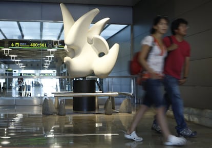 A sculpture in honor of the Spanair victims in Terminal 2 of Barajas airport.