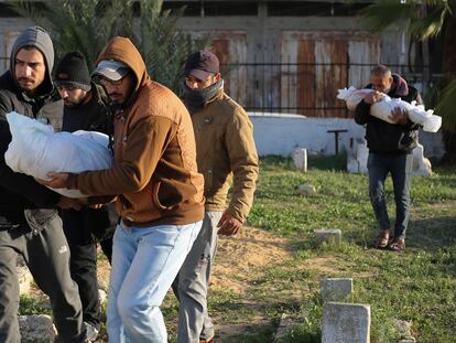 Palestinos transportan los cuerpos de niños de la familia Dhair, muertos en un bombardeo israelí, en Rafah, Gaza, el 22 de diciembre de 2023.