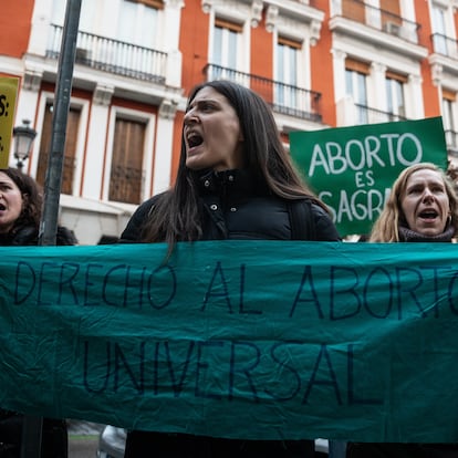 Varias mujeres con carteles durante una concentración, frente al Monasterio de la Encarnación, a 2 de diciembre de 2024, en Madrid (España). Varios colectivos feministas han organizado una concentración para protestar contra la cumbre transatlántica que se celebra en el Senado que ha organizado la organización antielección Political Network for Values. Los manifestantes exigen que no se puedan celebrar este tipo de eventos en las instituciones públicas ya que atentan contra la libertad de las mujeres.
02 DICIEMBRE 2024;ANTIABORTO;CUMBRE;CONCENTRACIÓN
Matias Chiofalo / Europa Press
02/12/2024