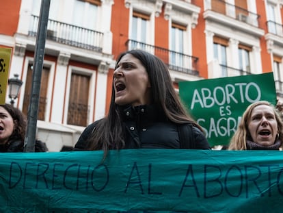 Varias mujeres con carteles durante una concentración, frente al Monasterio de la Encarnación, a 2 de diciembre de 2024, en Madrid (España). Varios colectivos feministas han organizado una concentración para protestar contra la cumbre transatlántica que se celebra en el Senado que ha organizado la organización antielección Political Network for Values. Los manifestantes exigen que no se puedan celebrar este tipo de eventos en las instituciones públicas ya que atentan contra la libertad de las mujeres.
02 DICIEMBRE 2024;ANTIABORTO;CUMBRE;CONCENTRACIÓN
Matias Chiofalo / Europa Press
02/12/2024