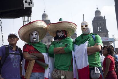 Tres hinchas usan máscaras en apoyo a México