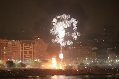 Miles de personas permanecen en las playas de la ciudad de A Coruña para celebrar la tradicional noche de San Juan. 
