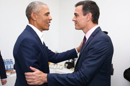 Este ha sido su segundo encuentro entre Obama y Sánchez, tras el que mantuvieron el año pasado en Madrid. Durante la reunión ambos líderes progresistas han conversado sobre los jóvenes y cómo desarrollar planes que favorezcan las oportunidades de empleo y vivienda para las nuevas generaciones. Para la noche de este miércoles, se prevé que Obama regrese al Real Alcázar para disfrutar de una cena privada. En la foto, Obama y Sánchez se saludan.