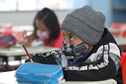 Niños en una escuela primaria, en Ciudad de México, en 2021.