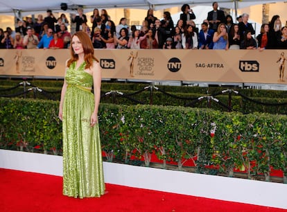 Julianne Moore se ha decantado por un elegante Givenchy de Alta Costura de la colección Primavera-Verano 2016.