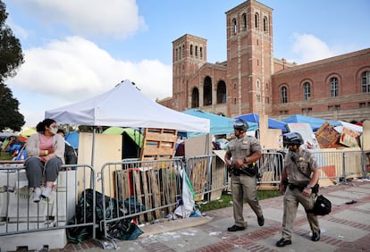 Dos agentes patrullan cerca de un campamento propalestino, este miércoles en el campus de la Universidad de California en Los Ángeles.