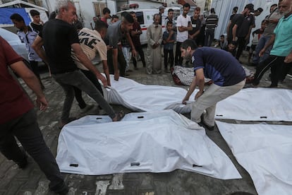 Familiares de palestinos fallecidos en ataques israelíes reciben los cuerpos en la morgue del Hospital Al-Aqsa en Deir El-Balah, el 9 de agosto.