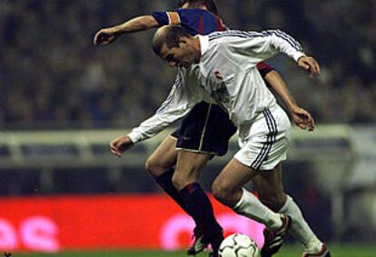 Zidane intenta escaparse de Cocu.