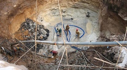 Trabajadores en una mina artesanal.