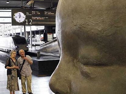 Busto de bronce del rostro de la nieta de Antonio López