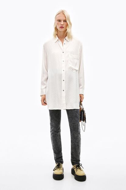 Si te gusta la ropa oversize, te gustará esta camisa-túnica de Bimba y Lola. El estampado en diagonal de su logo a lo largo de toda la camisa le confiere textura y un punto original.
150€

 