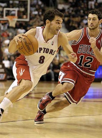 Calderón controla el balón ante la marca de Hinrich.