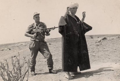 Reclutas jugando a la guerra delante de la cámara en Ifni (1959‐1967)