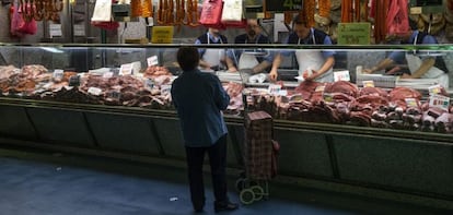 En la imagen, una carniceria en el mercado Maravillas en Madrid. EFE/Archivo