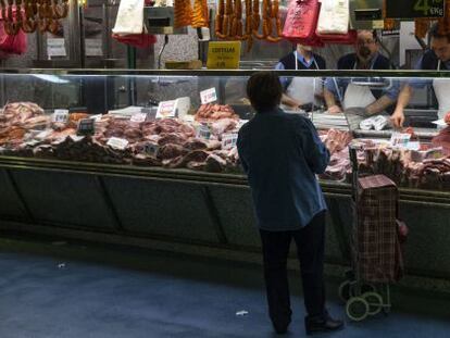 En la imagen, una carniceria en el mercado Maravillas en Madrid. EFE/Archivo