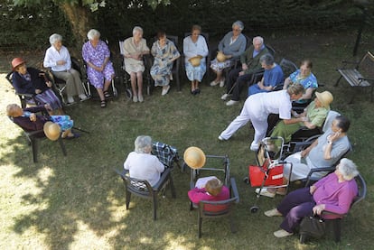 Un grupo de residentes descansa en los jardines de Torrezuri, en Gernika.