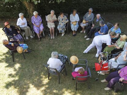 Un grupo de residentes descansa en los jardines de Torrezuri, en Gernika.