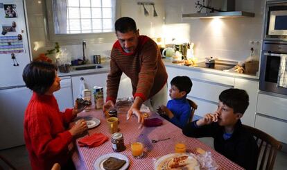 Una familia desayuna en su casa, en Madrid.