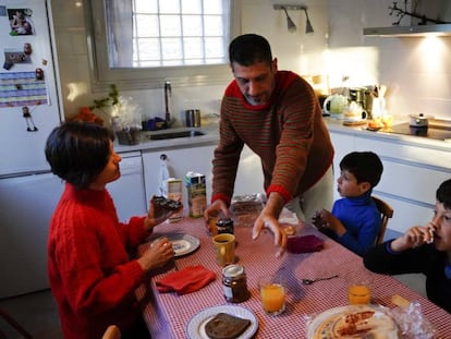 Una familia desayuna en su casa, en Madrid. 