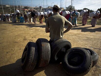 Paso fronterizo del barrio chino para transporte de mercancías a pie entre Marruecos y Melilla.