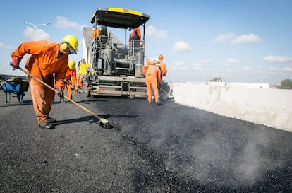 Trabajos de pavimento en uno de los puentes de acceso a la ciudad de Buenos Aires, a prinicipios de 2017.