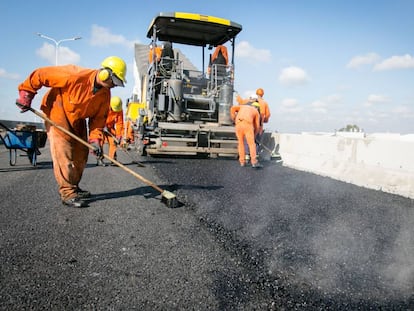 Trabajos de pavimento en uno de los puentes de acceso a la ciudad de Buenos Aires, a prinicipios de 2017.