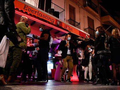 Ambiente ante un bar de Sitges (Barcelona) durante un estudio piloto sobre la covid realizado el pasado 20 de mayo.