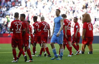 Los jugadores del Bayern, tras el partido ante el Borussia Moenchengladbach.