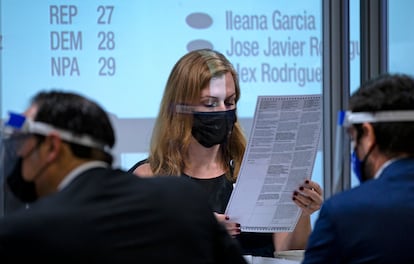 Recontagem manual de votos em Miami-Dade County sobre a disputa no Senado em Miami, nesta quinta-feira.