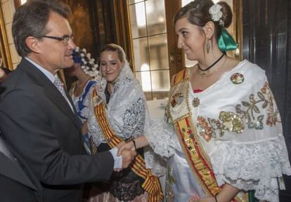 Artur Mas saluda a una de las representantes de las casas regionales en la fiesta de La Mercè.