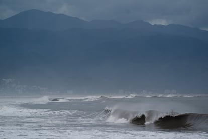 Mientras la tormenta tropical Max causaba estragos en la costa del Pacífico desde el lunes y la noche del martes, el huracán 'Lidia' (categoría 3) continuaba su camino hacia las costas de Nayarit. Se espera que toque tierra este martes 10 de octubre entre las 18:00 y las 21:00 horas. En la imagen, el oleaje en la bahía de Puerto Vallarta (Estado de Jalisco), a unos kilómetros de Nayarit.