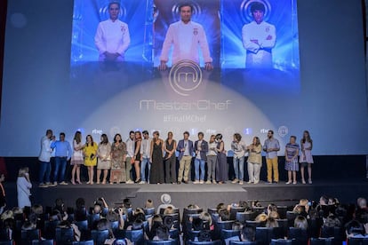 La presentadora, el jurado y los concursantes del programa de TVE MasterChef, antes de conocerse el ganador.