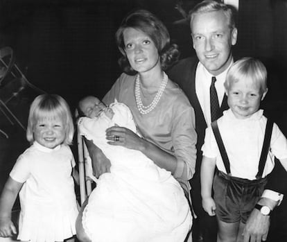 La princesa Brgida de Suecia y su marido, el prncipe Johann Georg von Hohenzollern-Sigmaringen, junto con su hija Dsire (izquierda), su hijo mayor, Carl Christian (derecha) y su beb Hubert, el 30 de junio de 1966 en Mnich (Alemania).
