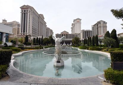 Exterior del complejo Caesars Palace con sus fuentes y luminosos apagados en Las Vegas, Nevada, en Estados Unidos. El gobernador del Estado, Steve Sisolak, decretó el pasado martes el cierre de todos los centros de ocio de Las Vegas como medida para intentar frenar los contagios de Covid 19.