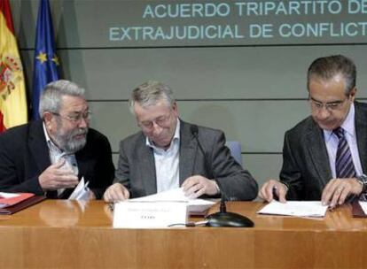 Méndez (izquierda), Toxo y el ministro de Trabajo, Celestino Corbacho, firman un acuerdo el pasado abril.