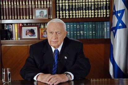 El primer ministro de Israel, Ariel Sharon, durante su discurso radiotelevisado de ayer.